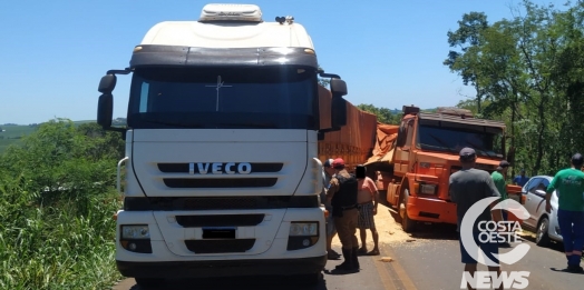 Carretas se envolvem em acidente na PR 488 e bloqueiam pista em Diamante do Oeste (vídeo)