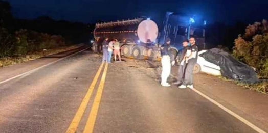Carro bate de frente contra caminhão no interior do Paraná e deixa cinco mortos na BR-373