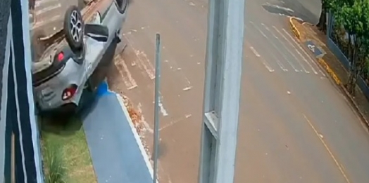 Carro bate em outro veículo, capota e quase atinge pedestre em Marechal Cândido Rondon