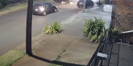 Carro capota após colidir com veículo estacionado em Medianeira