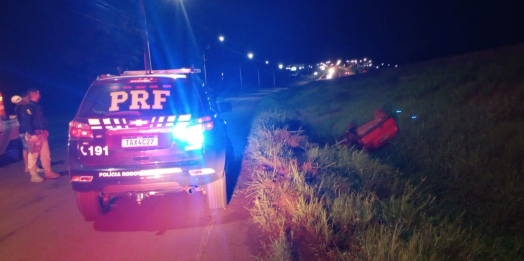 Carro capota em valeta às margens de rodovia em São Miguel do Iguaçu