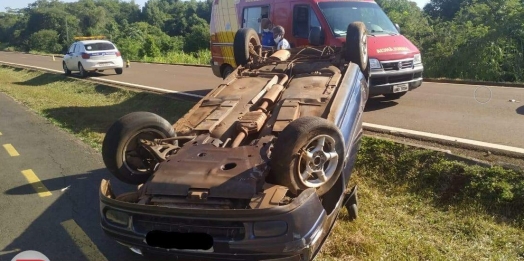 Carro capota na estrada da prainha após pneu estourar em Santa Terezinha de Itaipu