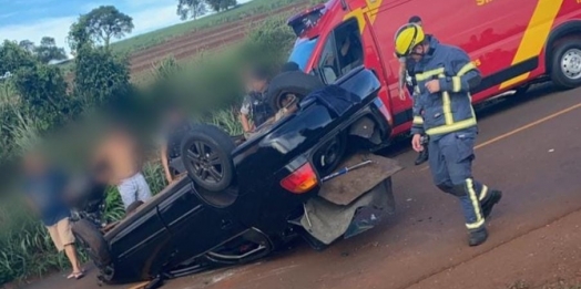 Carro capota na PR-497 em São Miguel do Iguaçu