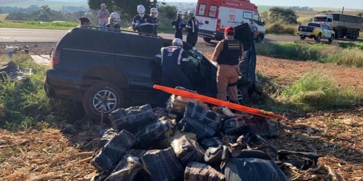 Carro carregado com quase 900 kg maconha sai da pista, capota e motorista fica preso às ferragens no PR