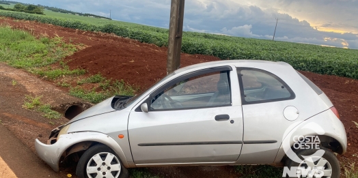 Carro é abandonado após bater em poste, no interior de Santa Helena