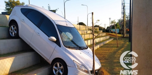 Carro é abandonado em praça pública de Santa Helena após acidente