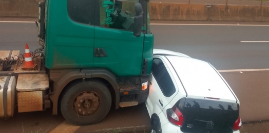 Carro é arrastado por carreta na BR-277 em Medianeira; veja o vídeo