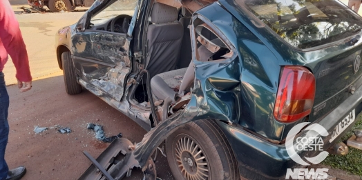 Carro e caminhão se envolvem em acidente na PR 488, em Santa Helena