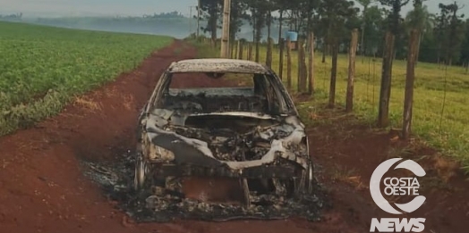 Carro é consumido pelo fogo em Medianeira