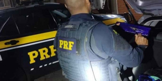 Carro é parado na BR-277, passageiro foge e motorista assume transporte de drogas
