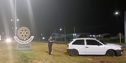 Carro invade canteiro central da BR-277 em São Miguel do Iguaçu