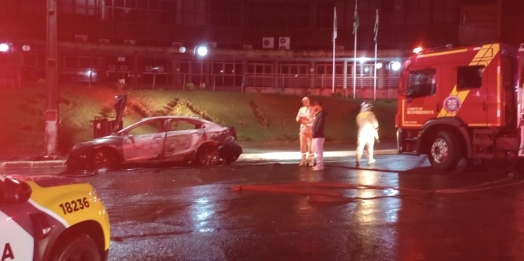 Carro pega fogo no centro de São Miguel do Iguaçu, próximo à prefeitura