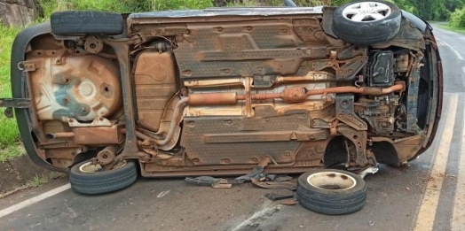 Carro tomba após roda travar em curva na PR-317 em Ouro Verde do Oeste