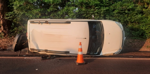 Carro tomba na PR-497 entre São Miguel do Iguaçu e Itaipulândia