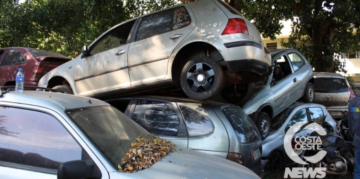 Inicia a remoção de carros e motocicletas do pátio da Delegacia de Santa Helena