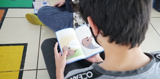 Cartilha sobre bem-estar animal é entregue aos alunos da rede municipal de ensino