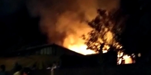 Casa é consumida pelo fogo em São Miguel do Iguaçu