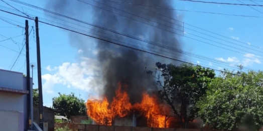 Casa é consumida pelo fogo em Serranópolis do Iguaçu