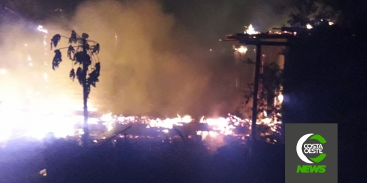 Casa é destruída em incêndio no distrito de Moreninha, em Santa Helena; moradora se mudou no dia anterior