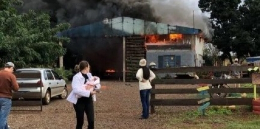 Casa é destruída pelo fogo no KM 5 em Pato Bragado