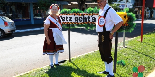 Casal Fritz e Frida da Deutsches Fest visita comércio em Missal