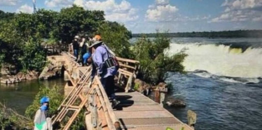 Cataratas da Argentina interdita passarela por causa do aumento na vasão do Rio Iguaçu nesta quarta