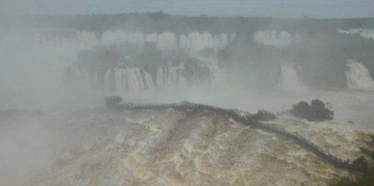 Cataratas do Iguaçu registram 2ª maior vazão da história, segundo Copel; parque fechou acesso à passarela