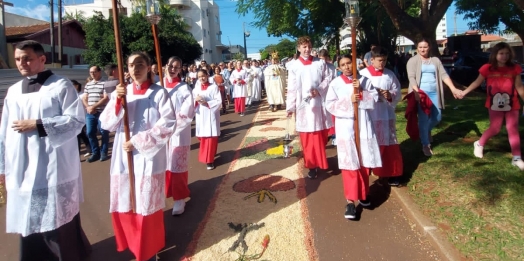 Celebração de Corpus Christi reúne centenas de fiéis em Medianeira