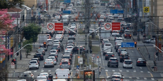 Cerca de 47% dos veículos do Paraná estão com o licenciamento irregular, afirma o Detran