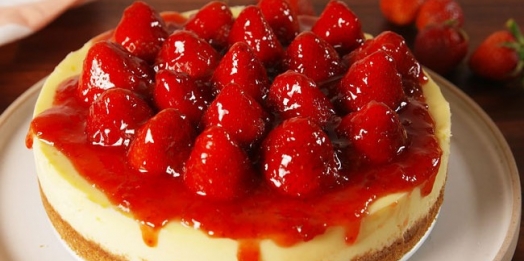 Cheesecake de morango com geleia caseira