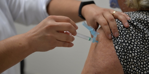 Chegada de novas doses da vacina contra a Covid-19 em Santa Terezinha de Itaipu atende idosos na faixa etária dos 62 a 61 anos