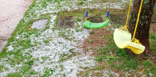 Chuva de granizo assusta moradores e mobiliza motoristas em São Miguel do Iguaçu (PR)