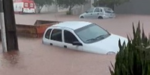 Chuva forte alaga centro de Foz do Iguaçu e causa transtornos no trânsito