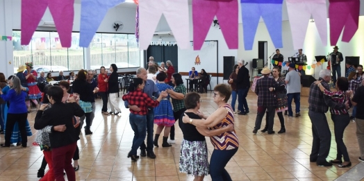 Clubes da Terceira Idade festejam São João com muita alegria, em São Miguel do Iguaçu