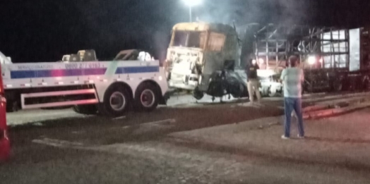 Colisão entre carretas interdita trânsito nos dois sentidos da BR-277 em Nova Laranjeiras