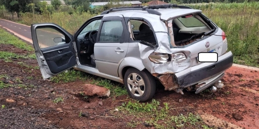 Colisão entre carro e caminhão deixa mulher ferida na PR 317 em Santa Helena