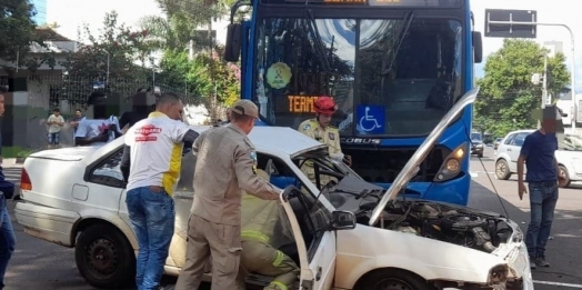 Colisão entre carro e ônibus do transporte público de Foz do Iguaçu deixa duas pessoas feridas