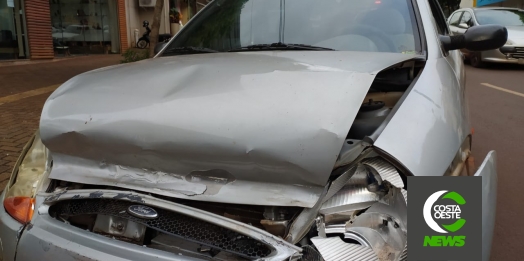 Colisão entre carros é registrada no centro de São Miguel do Iguaçu