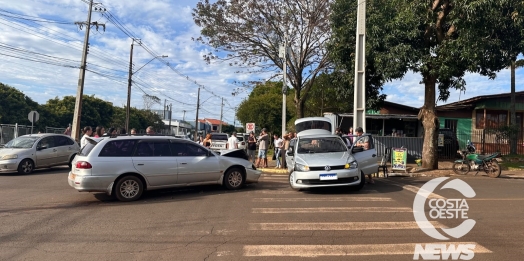Colisão entre dois carros deixa três feridos no centro de São Miguel do Iguaçu