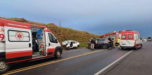 Colisão entre dois carros deixa um morto e dois feridos na manhã deste domingo (14) na BR 277, em Guarapuava
