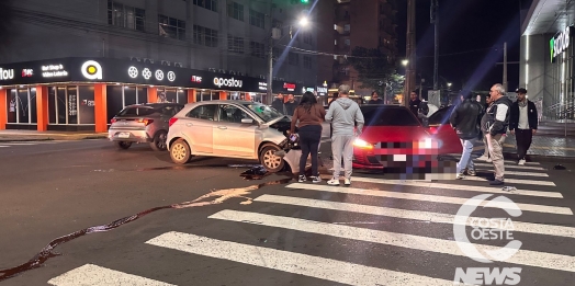 Colisão entre Ford Ka e Golf GTI causa danos materiais no centro de Foz do Iguaçu