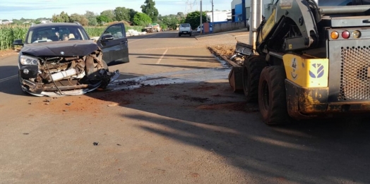 Colisão entre veículo e bobcat é registrada em parque industrial em Santa Helena