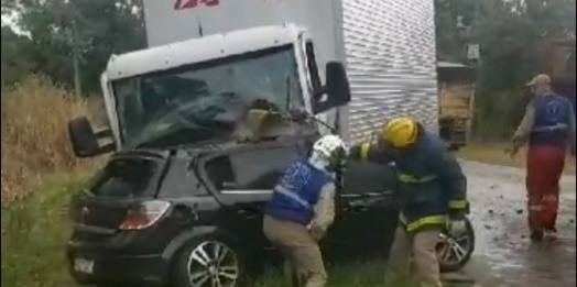 Colisão frontal entre carro e caminhão mata pai e filho de 5 anos em Serranópolis do Iguaçu