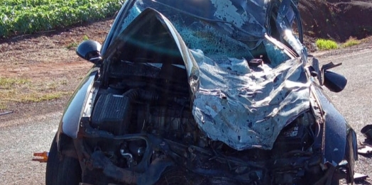Colisão frontal entre carro e pulverizador deixa três feridos na PR-581