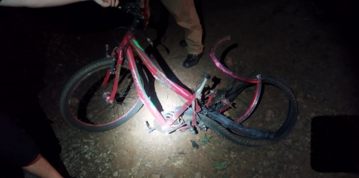 Colisão na PR-585 entre carro e bicicleta deixa um morto na madrugada deste domingo