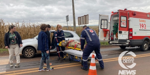 Colisão traseira deixa um ferido na PR 488, em Santa Helena