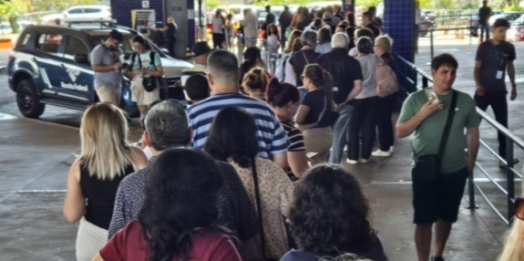 Com apenas um guichê da PF, paraguaios reclamam de fila para cruzar a fronteira