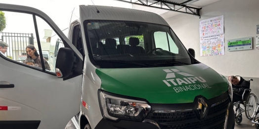 Com doação da Itaipu Binacional, Associação Pestalozzi de São Miguel do Iguaçu recebe nova van para transporte de alunos