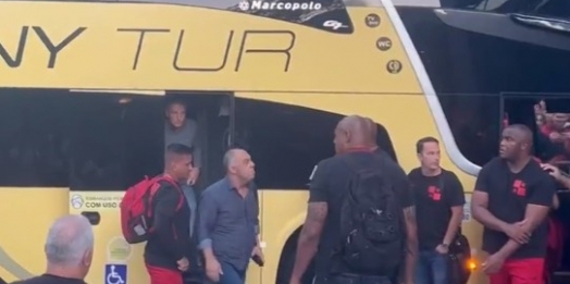 Com xingamentos a Marcos Braz e Sampaoli, Flamengo chega a São Paulo em misto de apoio e protesto