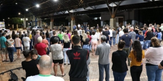 Comunidade de Pato Bragado se reúne em oração aos mortos e feridos no trágico acidente com ônibus